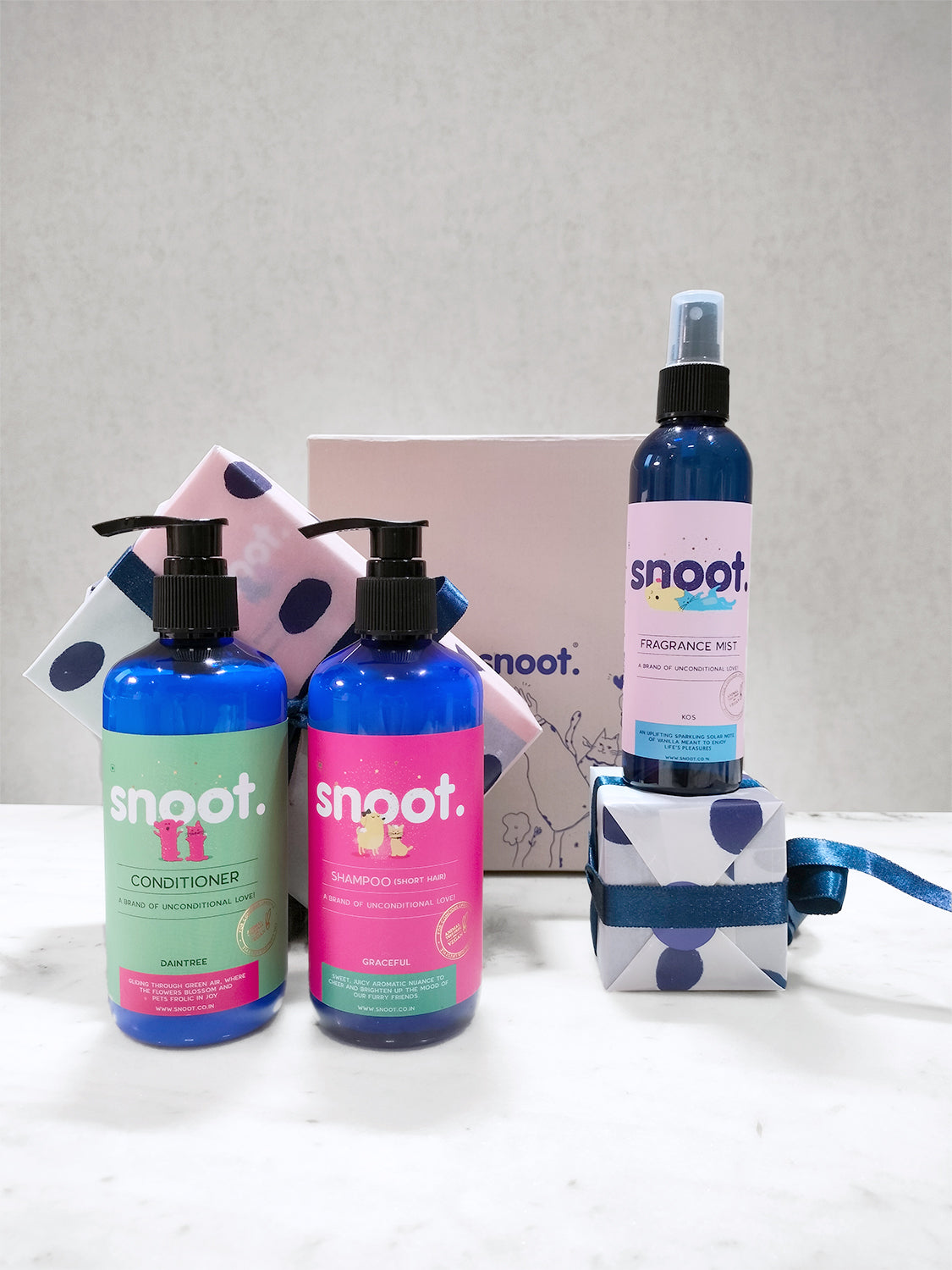 Gift set for pets, dogs, and cats featuring a pet shampoo, conditioner, and fragrance mist